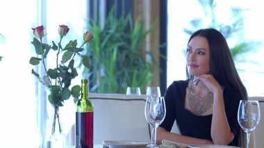 Romantik bir akşam yemeği, şık bir adamın elini nazikçe bir kadının omzuna koyup, samimi bir atmosfer yaratmasıyla başlar. Bu genç çift, evlilik yıldönümlerini kutluyor, gülümsüyor ve...