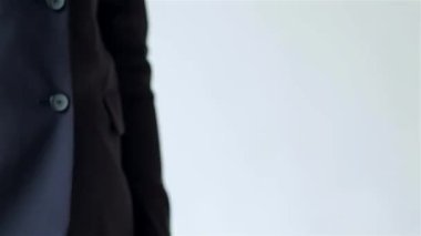 Yakın çekim, iki profesyonel adam arasındaki sıkı tokalaşmanın başarılı bir iş anlaşmasını sembolize ettiği anı yakalar. Gösterişli kıyafetler ve kendine güvenen ifadeler canlı bir şirketi yansıtıyor.