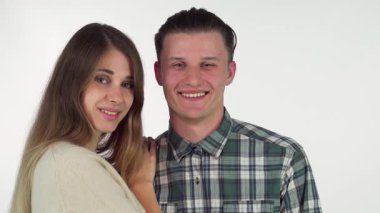 Neşeli bir adam mutluluk saçar ve çarpıcı kız arkadaşı onu yanağından öper. Yürek ısıtan bir an yaratır. Onların neşeli bağlantıları ve rüya gibi ifadeleri özü yakalar.