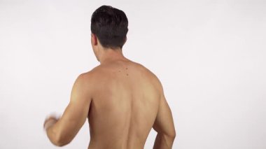 Dikiz aynasından vurulan kaslı bir erkek sporcunun boynunu ve belini tutarak yoğun eğitimin bedelini vurguluyor. Bu çarpıcı görüntü, sürdürme mücadelesini iletir