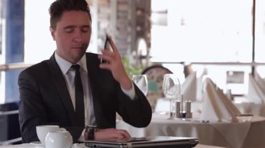 Şık bir restoranda, iyi giyimli bir adam bir telefon görüşmesi yaparken iş yemeğinden zevk alır, kendine güven ve profesyonellik yayar. Zarif bir ortam, güzel yemek unsurları ve...