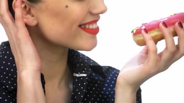 Canlı kırmızı dudakları olan, renkli çörekleri serpiştirilmiş, sevimli, yakın plan bir kız. Eski saç stili ve neşeli ifadesi neşe saçıyor.