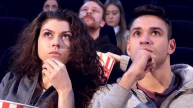 Genç beyaz bir çift, bir korku filminden büyülenmiş ve dehşete düşmüş bir şekilde karanlık bir sinemada oturuyor. Yakışıklı esmer adam ve güzel kız arkadaşı yoğun bir anı paylaşıyorlar. Gözleri korkuyla dolu.