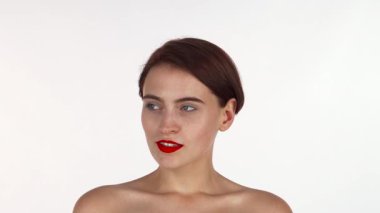 Kırmızıya vuran dudakları ve kusursuz cilt ışıklarıyla yüzünü nazikçe okşayan neşeli genç bir kadın. Bu büyüleyici görüntü özbenliğin özünü somutlaştıran güven ve güzellik yayar.