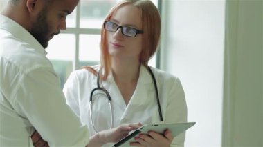 Parlak bir klinikte, şefkatli bir doktor hastasına test sonuçlarını dikkatlice sunarak destekleyici bir atmosferi teşvik eder. Genç, çok ırklı ikili anlamlı bir ilişkiye giriyor.