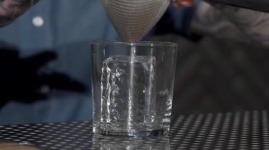 Yetenekli bir barmen, berrak bardağa ferahlatıcı bir kokteyl koyar. Gece kulübü ışıklarının altında parlayan buz. Bu canlı sahne gece hayatının özünü yansıtıyor. Karışımın sanatını ve içkinin heyecanını gözler önüne seriyor.