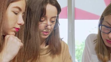 Ev ödevlerinde işbirliği yapan, neşe ve dostluk saçan sevimli genç kızların olduğu hoş bir sahne. Animasyon tartışmaları ve ortak kahkahaları ilham verici bir öğrenme ve yaratıcılık atmosferi yaratıyor, takım çalışmasının güzelliğini gözler önüne seriyor.