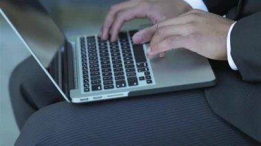 Profesyonel ellerin, üretkenlik ve işbirliğinin özünü somutlaştıran parlak bir dizüstü bilgisayarda ustalıkla yazı yazması. Bu görüntü, iş görüşmelerinin dinamik enerjisini yakalar, fikirlerin teknoloji vasıtasıyla canlandığı ve