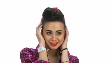 Çarpıcı kırmızı dudakları ve şık updo bakışları olan oyuncu bir afiş kızı, ifadesi sürpriz ve neşe dolu bir karışım. Klasik ekose bir gömlek giyip, saf beyaz bir kadına karşı klasik cazibenin büyüleyici özünü somutlaştırıyor.