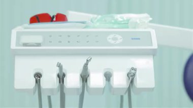 Parlak klinik ışıkları altında parlak bir dizi diş aleti parıldıyor. Yetenekli bir dişçinin aletlerini sergiliyorlar. Bu görüntü profesyonel diş bakımının özünü yansıtıyor, genç bayan hastalar için titiz bir hazırlık olduğunu vurguluyor.