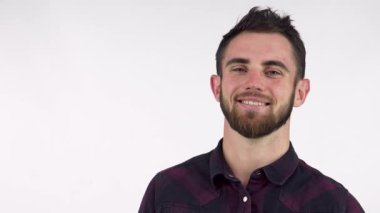 Şık sakallı neşeli bir genç adam fotokopi odasına hevesle bakıyor, pozitiflik ve çekicilik saçıyor. Kendine güveni ve gevşek tavırları davetkar bir atmosfer yaratıyor. Ürünleri sergilemek ya da sunmak için mükemmel.