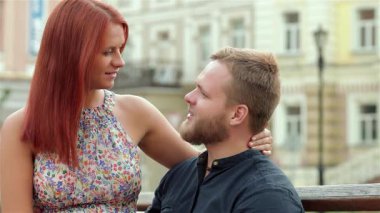 Çekici genç bir çift, güneşli bir parkta, kızın erkeğin kucağında şefkatle oturmasından zevk alır. Gülüşleri sevgi ve mutluluk saçıyor, gençlik romantizminin özünü bir şehir ortamında yakalıyor.