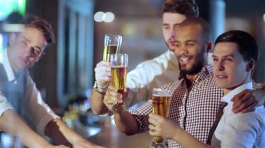 Dört genç adam, şık günlük giysiler içinde bardaklarını kaldırarak neşeli bir kadeh kaldırırlar. Etrafı hareketli bir barın canlı atmosferiyle çevrilidir. Kahkahaları ve tezahüratları, TV 'deki heyecan verici futbol maçının tadını çıkarırken havayı dolduruyor.