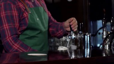 Yetenekli bir barmen serinletici bir bardak altın bira doldurur, köpüklü kafasını parlayan tezgahın üzerine yerleştirir. Kahkahalar ve gevezeliklerle dolu barın sıcak havası, güzel zamanların kutlanmasını arttırır.