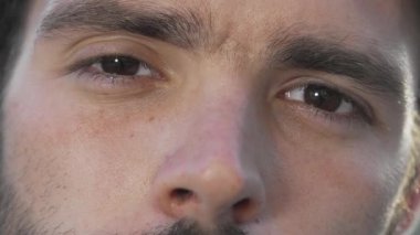 Neşeli bir adamın kameraya ışıl ışıl gülümseyen, sıcaklık ve pozitiflik saçan bir görüntüsü. Parlak gözleri ve büyüleyici gülümsemesi kaygısız bir ruhu yansıtıyor, özgüveni ve canlılığı somutlaştırıyor.