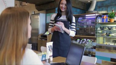 Şık önlüklü neşeli genç bir garson ışıl ışıl bir gülümsemeyle bir sipariş alır ve modaya uygun bir kafede hoş bir ortam yaratır. Sahne, onun bir müşteriyle nişanlanışını, profesyonelliğini ve kafenin dekorasyonunu gözler önüne seriyor.