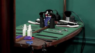 Yetenekli bir berber, modern tımarcılığın sanatını sergileyen bir adamın saçını titizlikle kesiyor. Berber dükkanının samimi atmosferi, sıcak ışıklandırması ve klasik dekoruyla, bu stil deneyimini geliştirir.