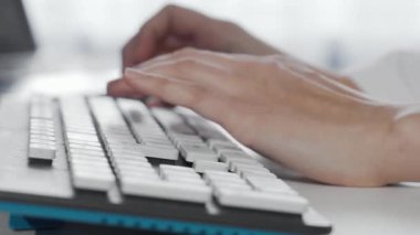 Modern bir klavyede dans eden zarif kadın elleri, parlak bir ofis alanında üretkenlik ve yaratıcılığı somutlaştırıyor. Bu dinamik sahne kendini işine adamış bir serbest çalışanın özünü yakalar ve sinerjiyi gözler önüne serer.