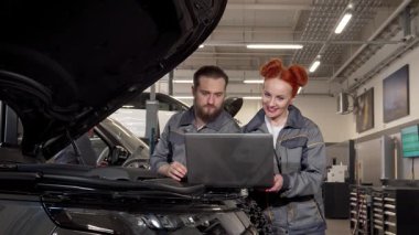 Hareketli bir garajda, yetenekli sakallı bir tamirci ve onun canlı kızıl saçlı meslektaşı parlak bir cipin motorunu incelerken laptopta veri analiz ediyorlar. Ekip çalışmaları teknolojinin ve uzmanlığın karışımını ön plana çıkarıyor.