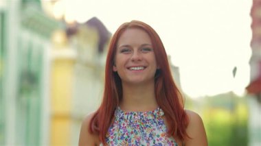 Genç bir adamın hayat dolu bir şehir zemininde kız arkadaşını kucaklayıp öpmesi gibi hoş bir sürpriz bir toplantı gerçekleşiyor. Neşeli ifadeleri sevgi ve heyecan yayar, şehrin kalbinde romantik bir maceranın özünü yakalar.