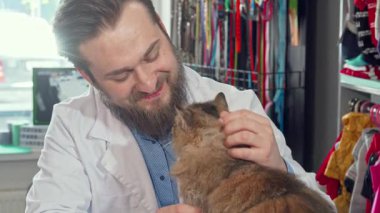 Neşeli bir veteriner, renkli kliniğinde tüylü bir kediyi nazikçe evcilleştirirken mutlulukla ışıldıyor. Bu iç açıcı sahne, özenli veteriner ve sevimli kedi arasındaki bağı yakalıyor. Kapsamlı bir güvenin ardından bir anlık şefkat ve şefkat gösteriyor.