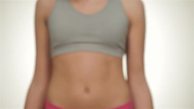 Formda bir kadın bir elinde kruvasan, diğer elinde canlı yeşil bir elma tutarken hoşgörü ve sağlıklı beslenme arasındaki zıtlığı gösteriyor. Bu çarpıcı görüntü fitness odaklı bir yaşam tarzında dikkatli yemek seçimlerinin önemini vurgular.