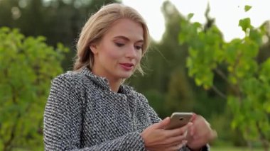 Uçan sarı saçlı çekici bir kadın parkta bir bankta oturuyor ve yemyeşil alanların ortasında hareketli bir çağrı alıyor. Sahne, gençliğin boş zamanlarının özünü yakalıyor, onu çevreleyen canlı doğayla birlikte, sakin bir atmosfer yaratıyor.