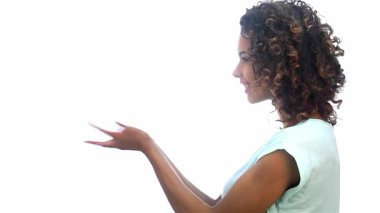 Neşe dolu kıvırcık saçlı Afro-Amerikalı bir kız davet edici bir fotokopi alanına işaret ediyor, pozitiflik ve sıcaklık saçıyor. Parlak gülüşü ve anlamlı gözleri ilgi çekici bir atmosfer yaratıyor. Ürünleri ve mesajları sergilemek için mükemmel.