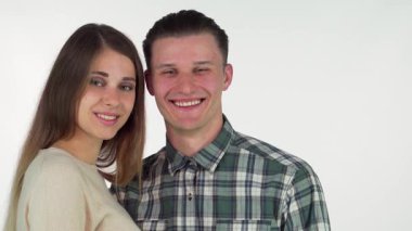 Neşeli genç bir çift, güzel bir kadın ve onun çekici erkek arkadaşı, ellerinde neşeli gülümsemelerle bir kalp şekli oluşturuyorlar. Bu yürek ısıtan görüntü, aşkın ve bağlantının özünü yakalıyor. Sevgililer Günü 'nde romantizmi kutlamak için mükemmel.