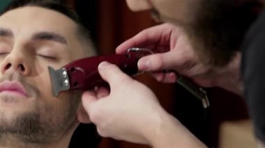 Canlı bir berber dükkanında, yetenekli bir berber rahat bir erkek müşteriye titizlikle tıraş eder ve moda bir sakal yontar. Samimi atmosfer, tımar sanatının, gösterişli hassas aletlerin ve klasik cazibenin sanatsallığını vurguluyor.
