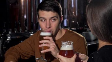 Çekici bir adam ve kız arkadaşı neşeli bir barda gülüşüp, bira içip özel bir gecede aşklarını kutluyorlar. Kahkaha ve tokuşturucu bardaklarla dolu sıcak ortam, onların romantik ilişkilerini güçlendiriyor, her yudumu