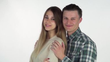 Çekici genç bir çift sıcak bir kucaklaşmaya sarılmış, yanlarındaki fotokopi odasına özenle bakıyorlar. Yakışıklı adam, neşeli bir gülümsemeyle, güzel kız arkadaşını kucaklıyor, bu samimi anda sevgi ve mutluluk saçıyor.