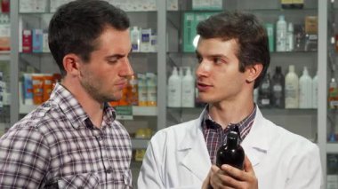 Çekici bir genç adam, canlı bir eczanede ürününü hevesle sergileyen profesyonel bir eczacıyla iletişim kuruyor. Bu canlı sahne müşteri hizmetlerinin özünü yakalar, müşteri ve müşteri arasındaki bağlantıyı vurgular