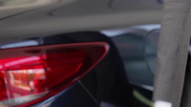 Bir araba satıcısının heyecan dolu genç sahiplerinin hayallerinin gerçekleşmesini sembolize eden çarpıcı yeni bir aracın anahtarını vermesiyle sevinç dolu bir an başlıyor. Bu canlı sahne otomotiv endüstrisinin özünü yansıtıyor,