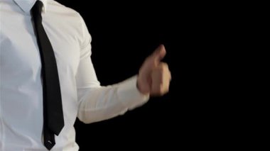 Gıcır gıcır beyaz gömlekli ve parlak siyah kravatlı şık bir beyaz adam çarpıcı bir siyah arka plana karşı olumlu bir jest yaparak başparmağını kaldırıyor. Bu güçlü görüntü başarı ve onayı yayar, profesyonelliğin özünü yakalar.