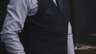 Karizmatik sakallı bir berber, modaya uygun berberinde gururla duruyor, kendine güven ve profesyonellik saçıyor. Sıcak gülüşü ve keskin giyimi, onun tımar sanatına olan bağlılığını yansıtıyor. Müşterileri birinci sınıf bir hizmet sunmaya davet ediyor.