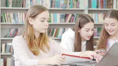 Kendini işine adamış bir liseli kız, etrafı renkli kitaplarla dolu canlı bir kütüphanede arkadaşlarıyla çevrili. Atmosfer takım çalışması ve arkadaşlıkla uğulduyor. Çalışmalarında işbirliği yapıyorlar, ruhu somutlaştırıyorlar.
