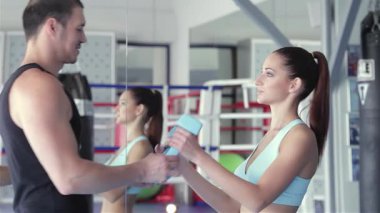 Canlı bir boks salonunda, kendine güvenen bir bayan sporcu dinamik antrenman ortaklığını sergileyerek destekleyici erkek koçundan dambıllar alır. Sahne adanmışlığın ve gücün özünü yakalıyor, sporcuların vücut yapılarını vurguluyor.