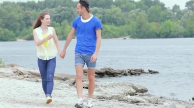 Neşeli bir kız arkadaşları kumlu sahilde koşarken neşe ve kaygısız bir ruh yayarak onların üzerine atlıyor. Güneş tarafından öpülen kıyı şeridi ve yumuşak dalgalar unutulmaz yaz maceraları için canlı bir zemin oluşturur.