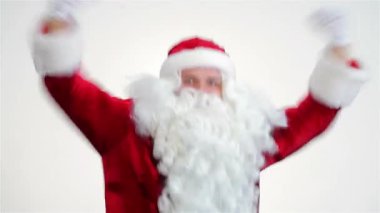 Neşeli bir Noel Baba, saf beyaz bir arka plana karşı coşkuyla dans eder. Bayram ruhu yayar. Parlak kırmızı elbisesi ve kabarık beyaz sakalı Noel kutlamalarının neşesini ve sıcaklığını somutlaştıran hoş bir sahne oluşturuyor.