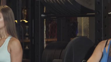 Dinamik bir çekim kararlı genç bir sporcuyu, halteri ustalıkla kaldırırken, güçlü fiziğini ve sarsılmaz odaklanmasını sergileyerek yakalar. Ağırlık ve ekipmanlarla dolu gösterişli spor salonu atmosferini güçlendirir.