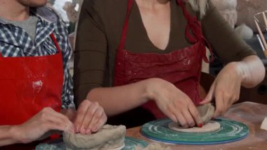 Dinamik bir çekim neşeli bir çifti yakalar, canlı seramik atölyesinde kil kalıplarını ustalıkla güzel çömlek parçaları haline getirir. Sanatçılık ve yaratıcılığa olan ortak tutkuları, eşsiz mutfak eşyaları üzerinde işbirliği yaparak parlıyor.