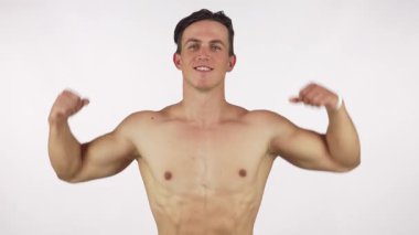 Genç, neşeli bir vücut geliştirici etkileyici pazılarını kameraya parlak bir şekilde gülümserken kaslı vücudunu sergiliyor. Bu canlı görüntü, güç ve canlılığın özünü yakalar. Zindelik ve kararlılığın ruhunu somutlaştırır.