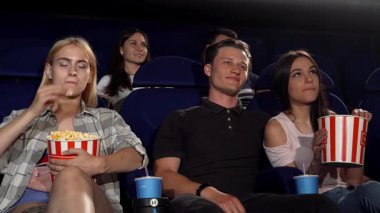 Cesur bir genç adam sinemada iki güzel kadınla keyifli bir anı paylaşıyor. Bir film galasının heyecanıyla çevrili. Kahkahaları ve sıcaklıkları davetkar bir atmosfer yaratıyor, dostluk ve romantizmin hazzını sergiliyor.