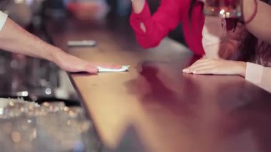 Kızlar ve bir erkek de dahil olmak üzere genç arkadaşların coşkulu bir araya gelmesi barda neşeyle kutlama yapıp kadehlerini kaldırmaları. En sevdikleri futbol takımına tezahürat ederken atmosfer heyecan vericidir, kahkahalarla ve şıngırtılarla çevrili.