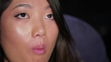 Göz alıcı Asyalı bir kız heyecan dolu gözleriyle büyüleyici bir film izlerken neşeyle ışıldıyor. Sıcak bir tiyatroda arkadaşlarla çevrili atmosfer kahkahalarla uğulduyor ve patlamış mısırın enfes çıtırtısıyla mükemmel bir gece yaratıyor.