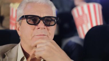 Son sınıf beyaz bir adam, şık 3D gözlük takıyor, düşünceli bir şekilde çenesini okşuyor sinemada büyüleyici bir filme dalmışken. Canlı kırmızı ve beyaz patlamış mısır kovalarıyla dolu loş ışıklı oditoryum heyecan atmosferini yükseltiyor ve...