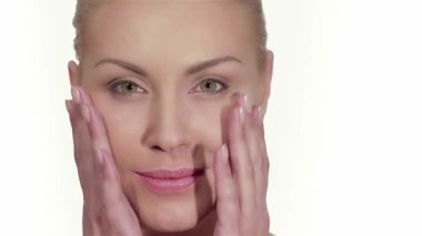 Bu göz kamaştırıcı yakın plan kusursuz ciltli, yumuşak beyaz arka plana hafifçe dokunarak ışıl ışıl bir kadın yakalıyor. Büyüleyici bakışları ve zarif gülüşü kendine güveni ve güzelliği yansıtıyor, doğal cazibesini ve sağlıklı parıltısını sergiliyor.