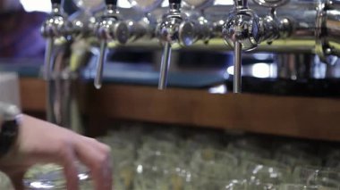 Yetenekli bir barmenin pırıl pırıl bir musluktan çıtır bir bira dökerek içki servisi sanatını sergilediği görülüyor. Sahne, gece hayatının heyecanını yakalıyor. Barmenlerin elleri buzlu bardağı ustalıkla doldurup susuzluğunu gidermeye hazırlanıyor.