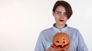 Neşeli, kırmızı rujlu bir kadın elinde güzel oyulmuş bir balkabağı feneriyle Cadılar Bayramı ruhunu kutluyor. Neşeli başparmağı mutluluk saçıyor, herkesi şenlikli Ekim 'e davet ediyor.